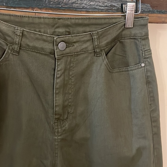 Thursdays Army Green Raw Edge Capri Cropped Jean Pants Size Large - Picture 8 of 15